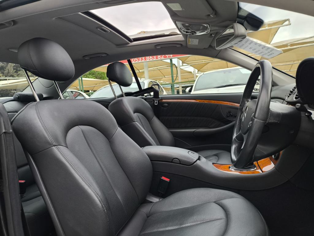 2005 Model Mercedes-Benz CLK 320i Coupe
