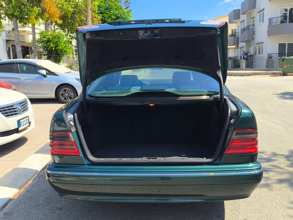2002 Model Mercedes-Benz E220d   2.2 cc